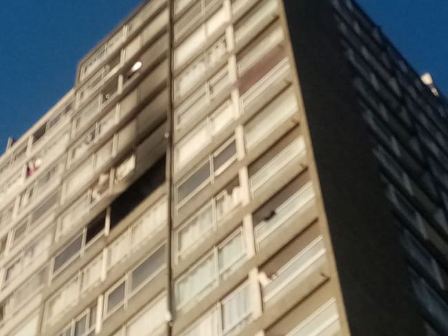 Scooter eléctrico que se estaba cargando explota y provoca incendio en departamento en Santiago centro