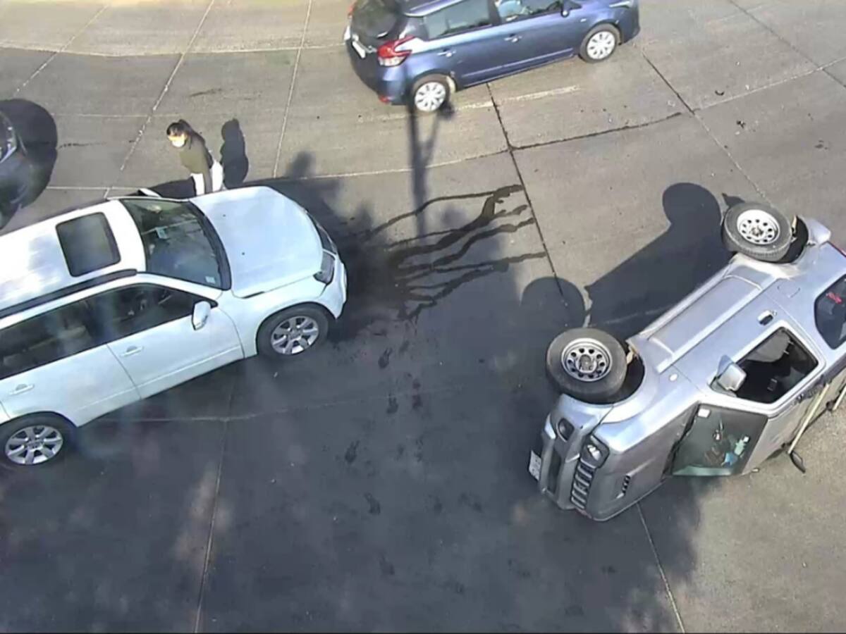 Automóvil termina volcado tras protagonizar accidente de tránsito en Las Condes