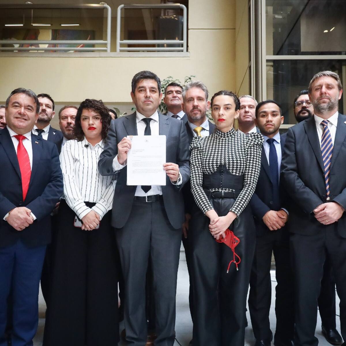 Diputados oficialistas, libertarios y del PDG piden al Presidente Kast indultar a uniformados condenados por su actuar en el estallido social
