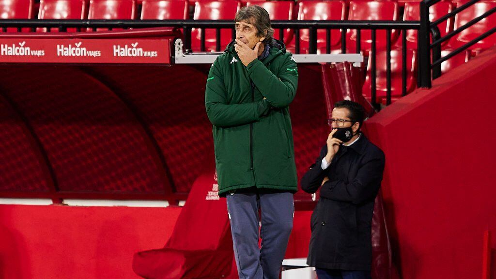 GRANADA, SPAIN - DECEMBER 20: Manuel Pellegrini, Manager of Real Betis looks on during the La Liga Santander match between Granada CF and Real Betis at Estadio Nuevo Los Carmenes on December 20, 2020 in Granada, Spain. (Photo by Fermin Rodriguez/Quality Sport Images/Getty Images)