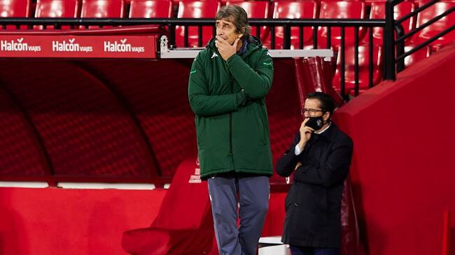 GRANADA, SPAIN - DECEMBER 20: Manuel Pellegrini, Manager of Real Betis looks on during the La Liga Santander match between Granada CF and Real Betis at Estadio Nuevo Los Carmenes on December 20, 2020 in Granada, Spain. (Photo by Fermin Rodriguez/Quality Sport Images/Getty Images)