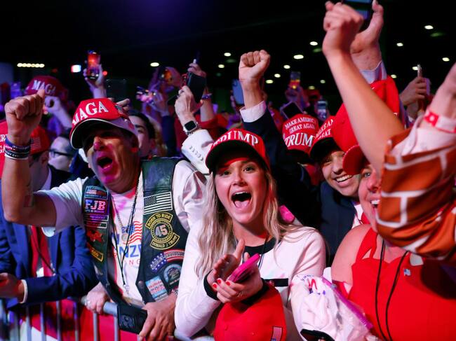 Seguidores republicanos festejan en la ciudad de West Palm Beach del estado de Florida el que Fox News proyecte el triunfo de Donald Trump en la presidencial