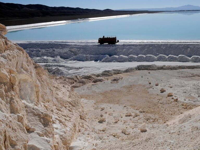 Cámara Chilena del Litio se reúne con delegación china para explorar asesorías de explotación