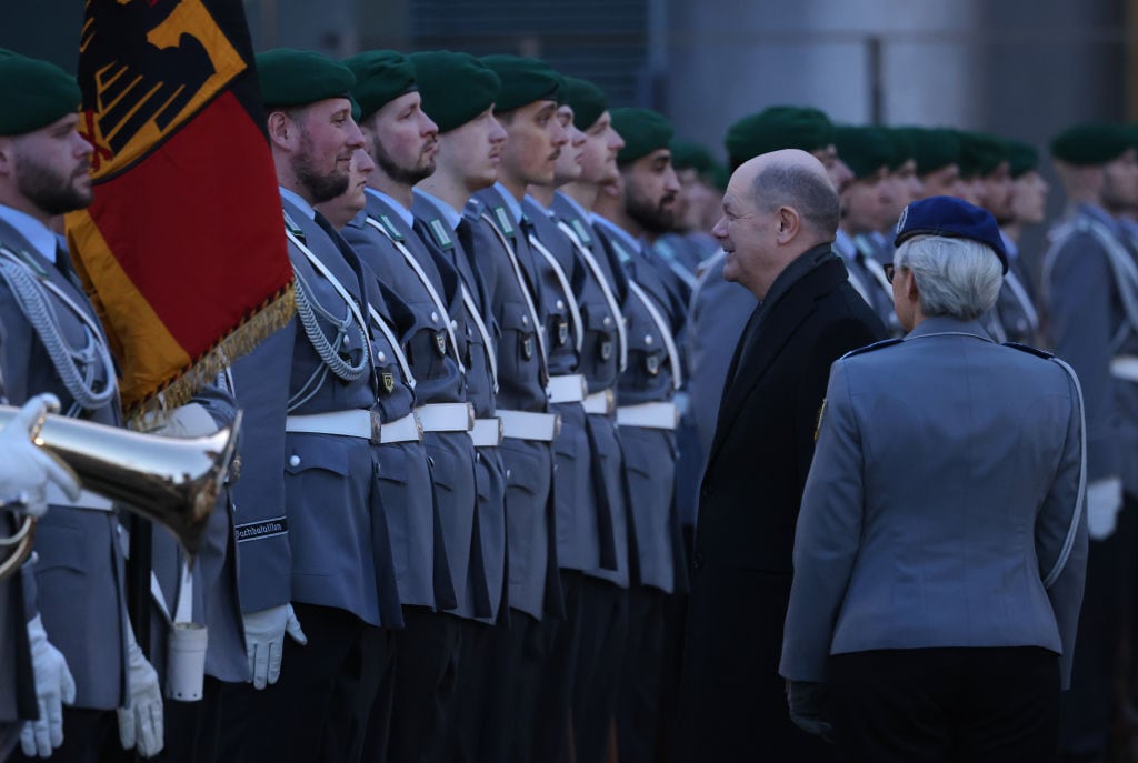 El canciller de Alemania, Olaf Scholz, saluda a un grupo de soldados formados en la ciudad de Berlín.