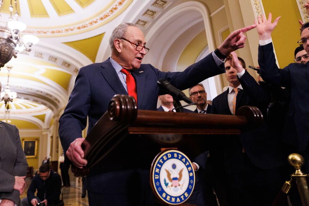 El líder de la bancada del Partido Demócrata de EEUU, el senador Chuck Schumer, habla con los medios en la sede del Capitolio en Washington.