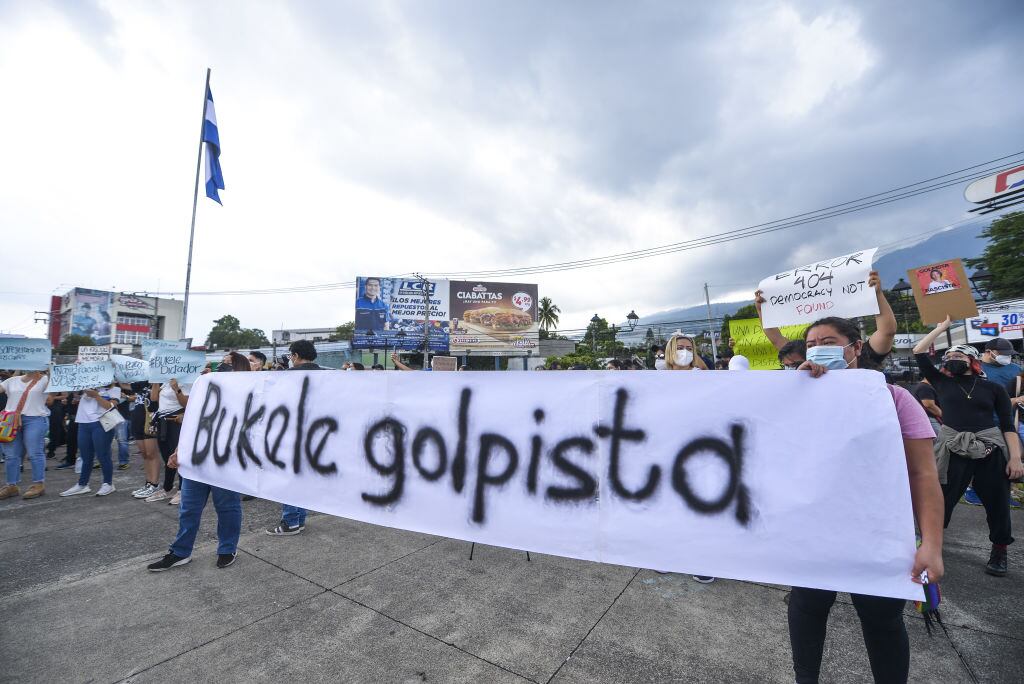 Manifestación en contra de lo últimos actos del régimen de Bukele en El Salvador