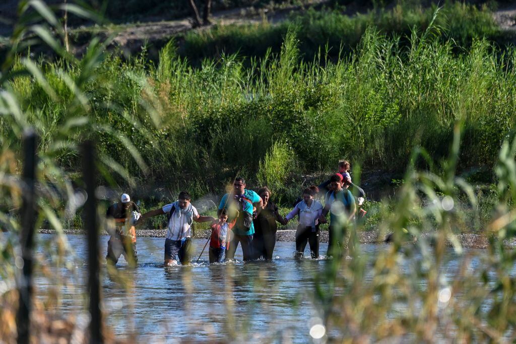 Familia de inmigrantes cruza el Rio Grande para intentar llegar a Texas