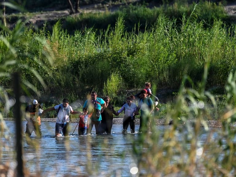 Familia de inmigrantes cruza el Rio Grande para intentar llegar a Texas