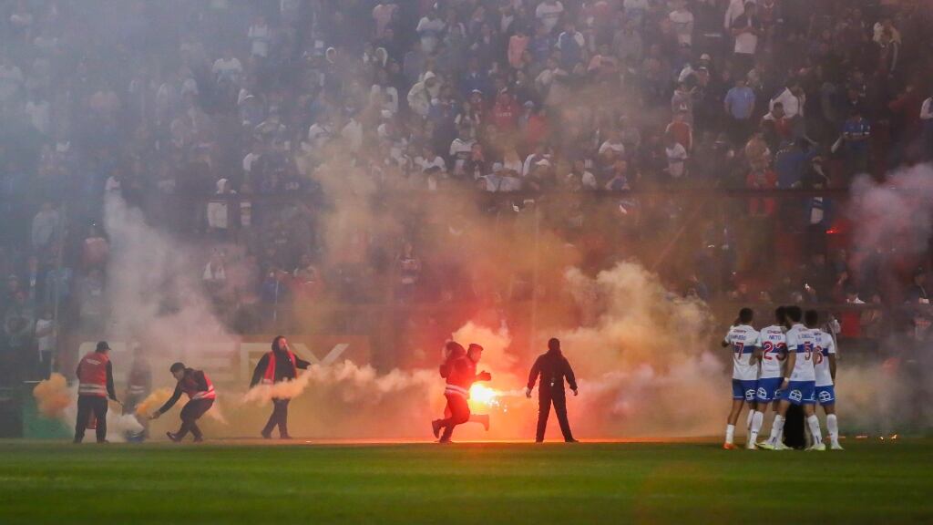 Cruzados prohibe acceso a los estadios a 10 hinchas tras protagonizar incidentes ante Ñublense