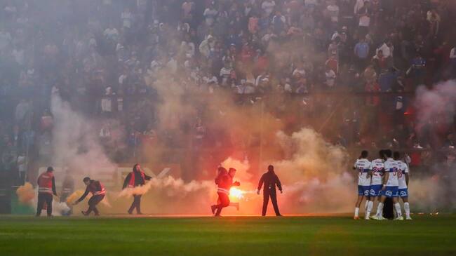 Cruzados prohibe acceso a los estadios a 10 hinchas tras protagonizar incidentes ante Ñublense
