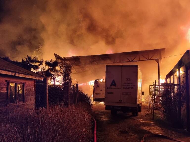 Provincia de Arauco: encapuchados quemaron quincho y una bodega en nuevo ataque incendiario