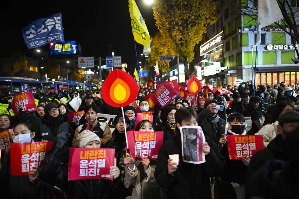 Manifestantes pide la salida del presidente surcoreano Yoon Suk Yeol ante sus oficinas en la ciudad de Seúl