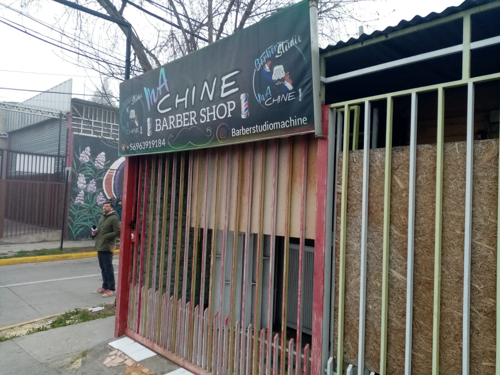 La barbería, según señalaron vecinos, funcionaría como fachada para la compra y venta de drogas. / ADN.cl
