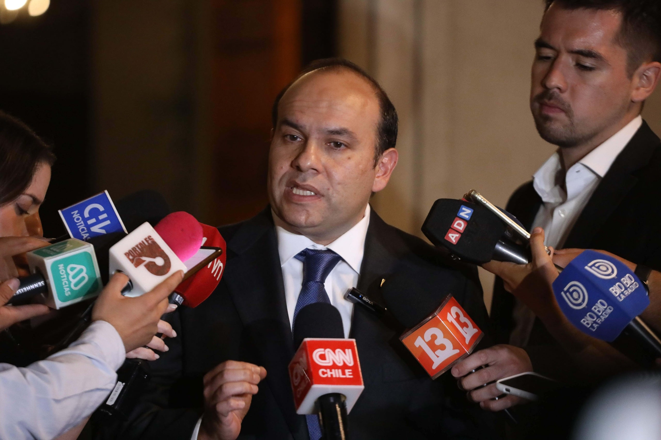 Diputada Schonhaut acusa una “comunicación errática y confusa” del Gobierno por emergencia en la RM y Pavez responde