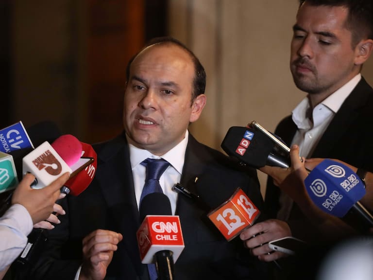 El primer hombre de Kast ya está en La Moneda e insiste en el carácter de “emergencia” del nuevo Gobierno