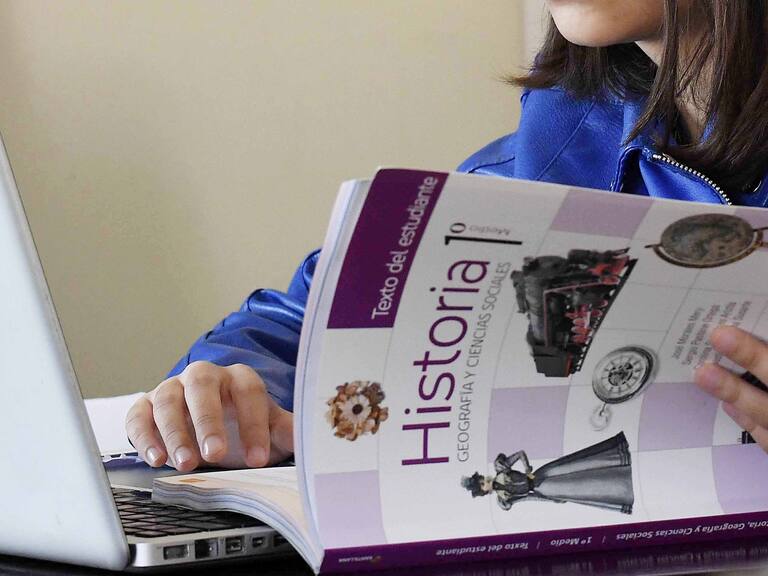 El ingenio de una profesora en pandemia: Usó un cd para reflejar un cuaderno y explicar a sus alumnos