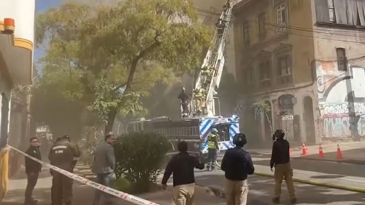 Incendio de gran magnitud afecta casona en barrio República: declaran tercera alarma en Santiago