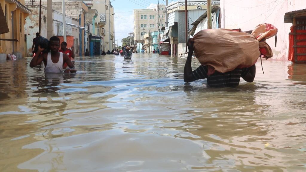 Las personas avanzan por las calles inundadas en la región de Hiran en Somalia