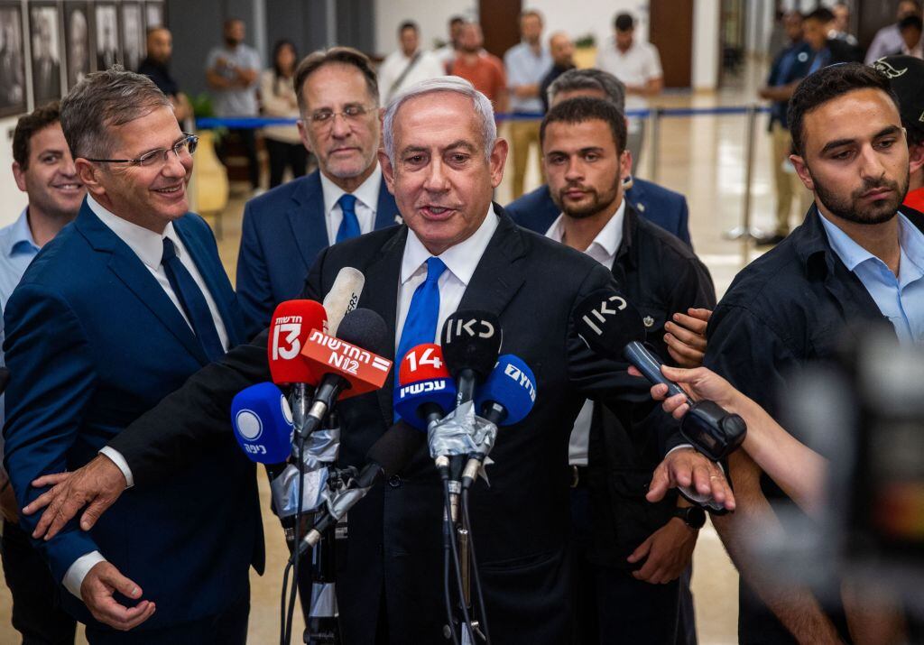El exgobernante de Israel Benjamin Netanyahu conversa con los medios