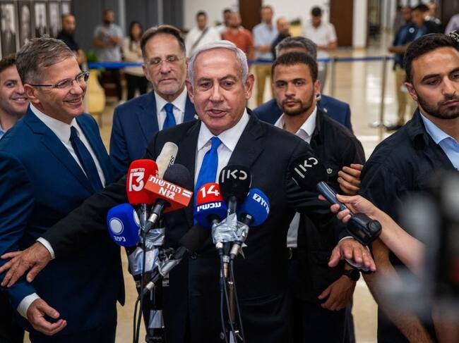 El exgobernante de Israel Benjamin Netanyahu conversa con los medios