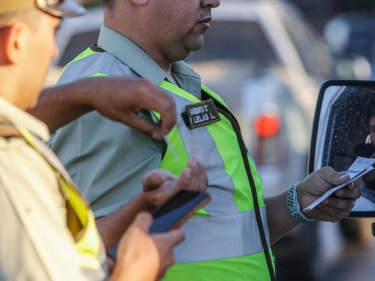 Sujeto atropella a carabinero tras escapar de fiscalización en un auto robado