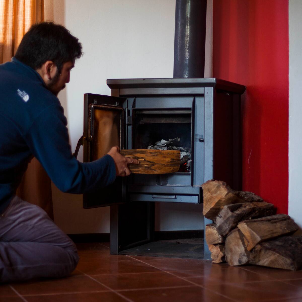 “No se trata de calentar más”: Experto revela el secreto para eliminar la humedad del hogar en invierno