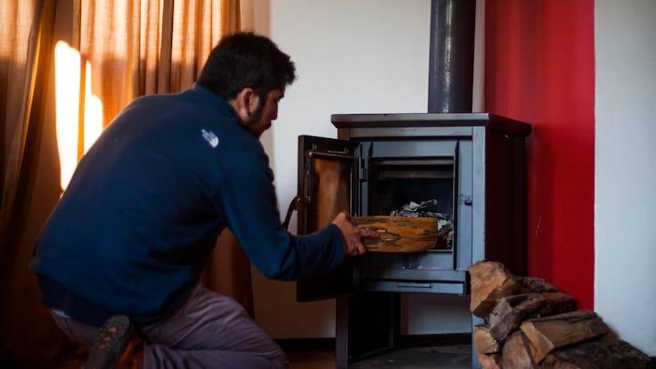 “No se trata de calentar más”: Experto revela el secreto para eliminar la humedad del hogar en invierno
