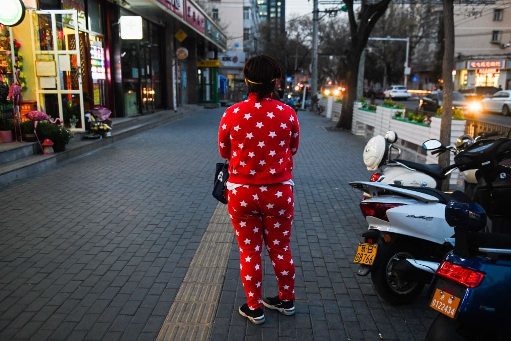 Una mujer sale a la calle tras semanas de cuarentena en China
