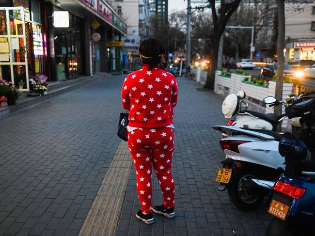 Una mujer sale a la calle tras semanas de cuarentena en China