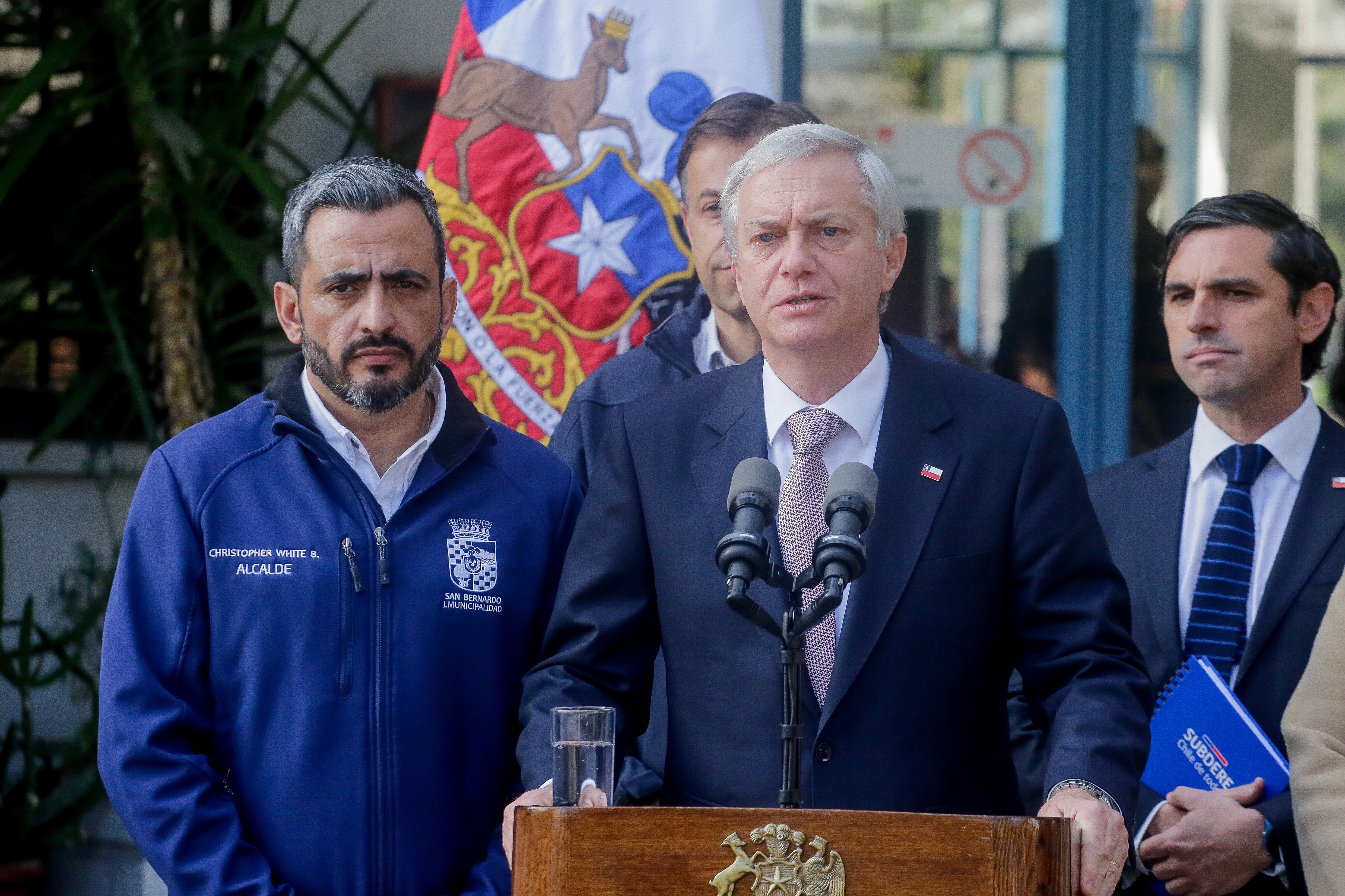 3 de septiembre de 2026/SAN BERNARDO
El Presidente de la República, José Antonio Kast, saluda al alcalde Cristopher White tras entregarle su apoyo debido a la situación de amenazas vividas por el jefe comunal.
FOTO: HANS SCOTT/AGENCIAUNO