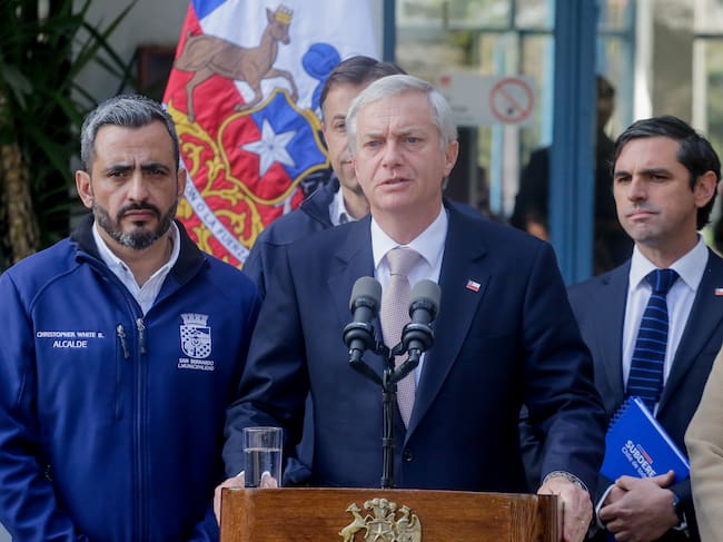 3 de septiembre de 2026/SAN BERNARDO
El Presidente de la República, José Antonio Kast, saluda al alcalde Cristopher White tras entregarle su apoyo debido a la situación de amenazas vividas por el jefe comunal.
FOTO: HANS SCOTT/AGENCIAUNO