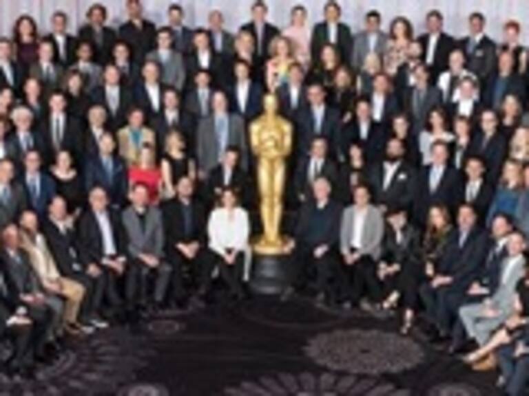 Chileno se codeó con DiCaprio, Lady Gaga y Matt Damon en la foto oficial de los Oscar