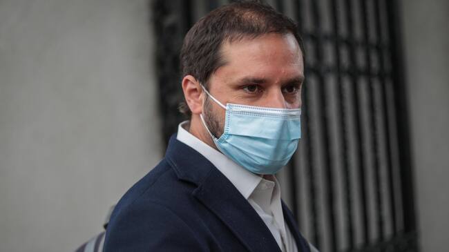 4 de Octubre del 2021/SANTIAGOEl ministro Secretario General de Gobierno, Jaime Bellolio, se retiro tras realizar un improvisado punto de prensa y explicar la polémica del Presidente por la minera Dominga, en el Palacio de La Moneda.
FOTO: SEBASTIAN BELTRAN GAETE/AGENCIAUNO