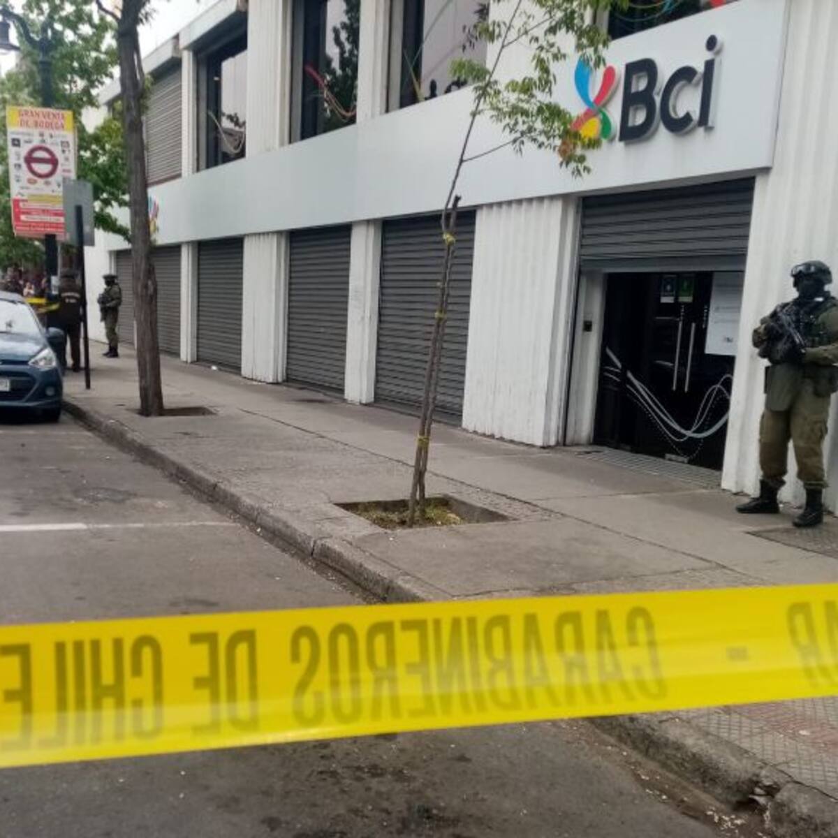 Desconocidos asaltan a ciudadano chino que iba a depositar dinero a un banco en Santiago: transeúntes huyeron con billetes tirados en el suelo