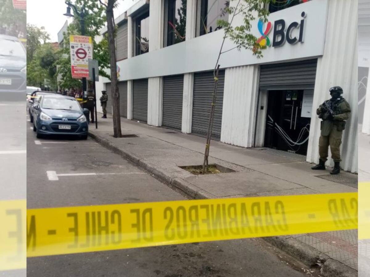Balacera en Santiago: PDI frustra robo a mujer con 3 millones de pesos en efectivo a la salida de un banco
