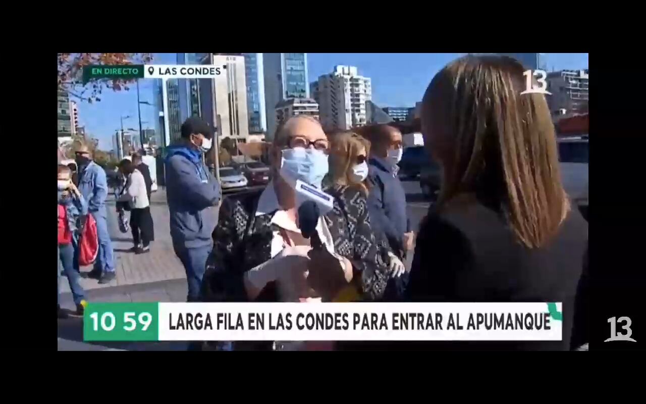 Mujer fuera del mall Apumanque