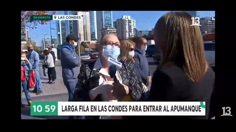 Mujer fuera del mall Apumanque