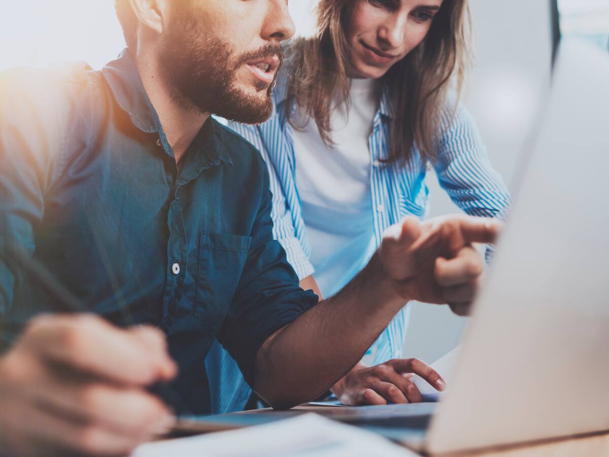Estas son las cinco frases que dicen las personas inteligentes en su trabajo (y con las que destacan frente al resto)
