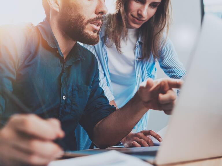 Estas son las cinco frases que dicen las personas inteligentes en su trabajo (y con las que destacan frente al resto)