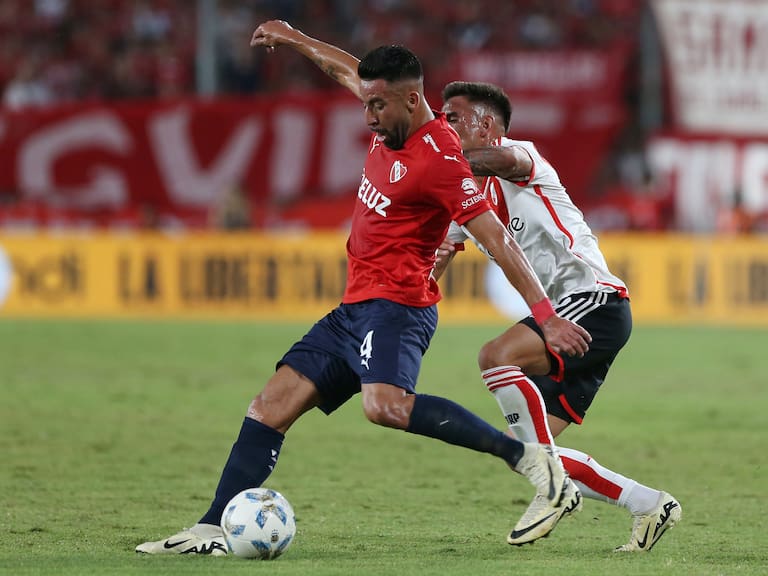Mauricio Isla asiste en trabajado empate de Independiente ante River Plate