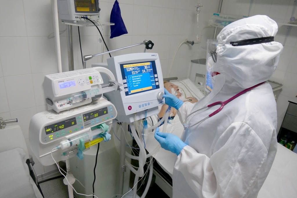 Paciente Covid-19 es atendido en un Hospital de Ivano-Frankivsk
