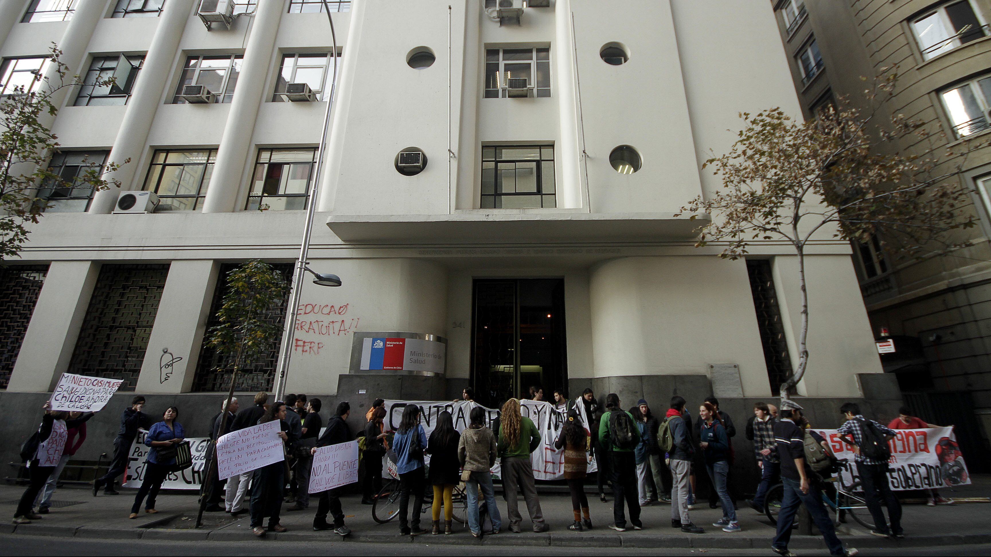 07 de Junio de 2013/SANTIAGOUn grupo de personas se reunió en las afueras del ministerio de Salud, durante una reunión que sostuvo el ministro de la cartera, Jaime Mañalich, con los diez alcaldes de Chiloe, para realizar una manifestación, exigiendo mejoras en el sistema de salud de la isla.
FOTO: HANS SCOTT/AGENCIAUNO