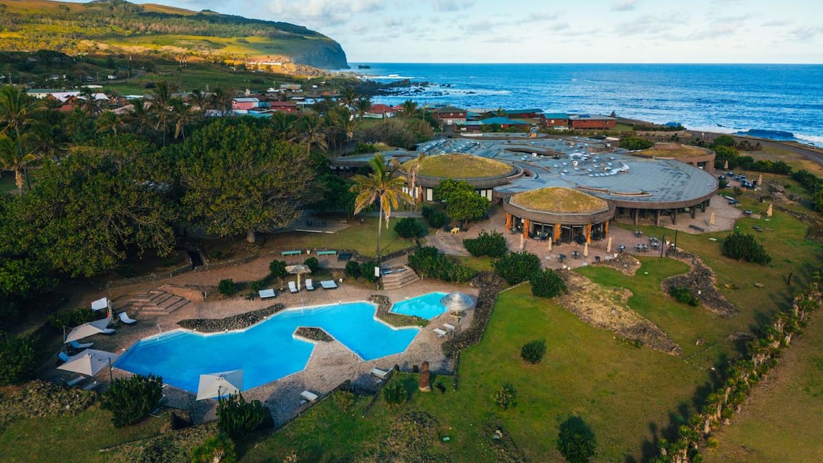De Hollywood a Chile: Así es el exclusivo hotel en Rapa Nui donde se hospedaron Sam Rockwell y John Malkovich