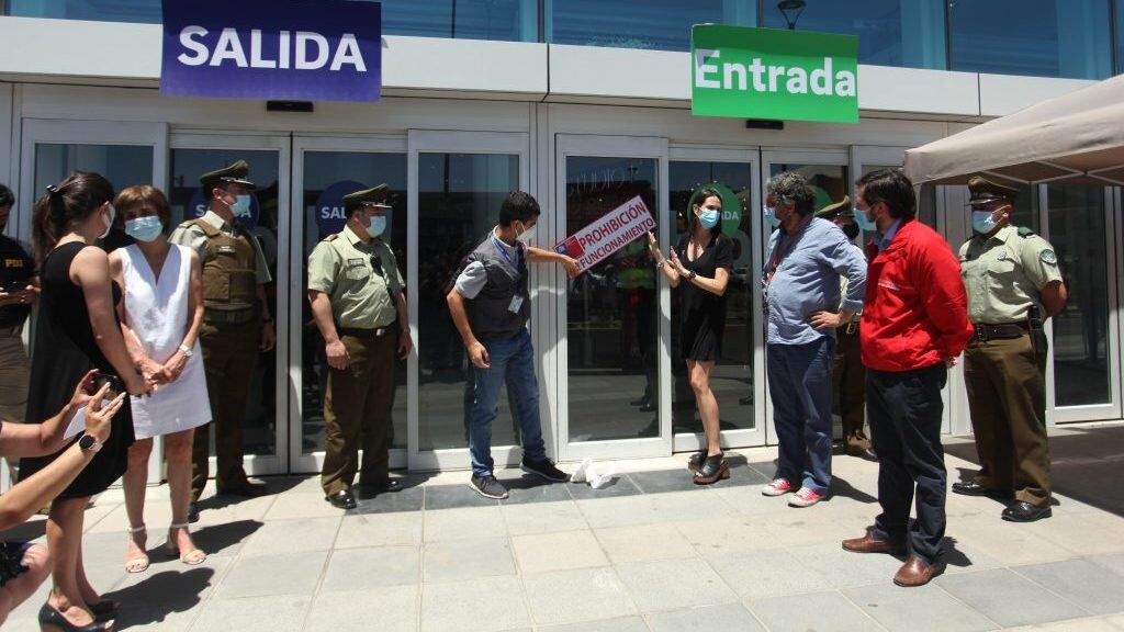 22 DE DICIEMBRE DE 2020/SANTIAGO
Tras constatar hechos que ponen en riesgo la salud de las personas, la SEREMI de Salud RM, Paula Labra, prohibirá el funcionamiento del centro comercial Plaza Norte, comuna de Huechuraba, Santiago.
FOTO: AILEN DÍAZ/AGENCIAUNO