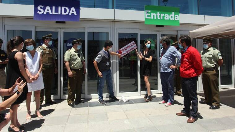 22 DE DICIEMBRE DE 2020/SANTIAGO
Tras constatar hechos que ponen en riesgo la salud de las personas, la SEREMI de Salud RM, Paula Labra, prohibirá el funcionamiento del centro comercial Plaza Norte, comuna de Huechuraba, Santiago.
FOTO: AILEN DÍAZ/AGENCIAUNO