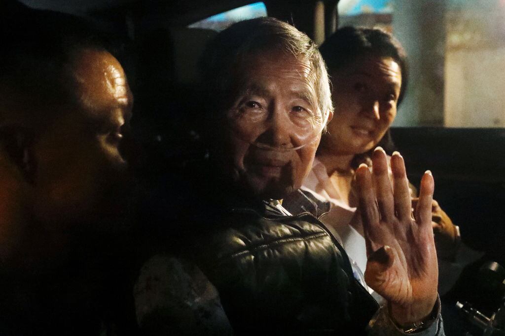 El exmandatario peruano Alberto Fujimori saliendo de la prisión de Barbadillo en la ciudad de Lima, tras una orden del Tribunal Constitucional del Perú.