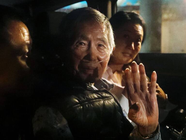 El exmandatario peruano Alberto Fujimori saliendo de la prisión de Barbadillo en la ciudad de Lima, tras una orden del Tribunal Constitucional del Perú.