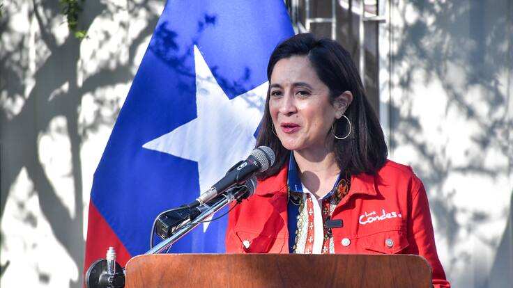 Alcaldesa de Las Condes anuncia sumario administrativo ante denuncia por pagos irregulares de horas extras