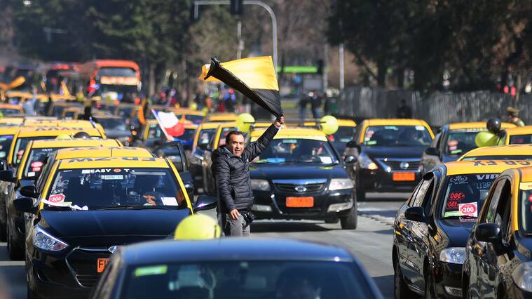 30 de julio de 2018/SANTIAGOTaxistas se movilizan en protesta de las plataformas Uber, y pasan frente al Palacio de la Moneda.
FOTO: SEBASTIAN BELTRÁN GAETE/AGENCIAUNO