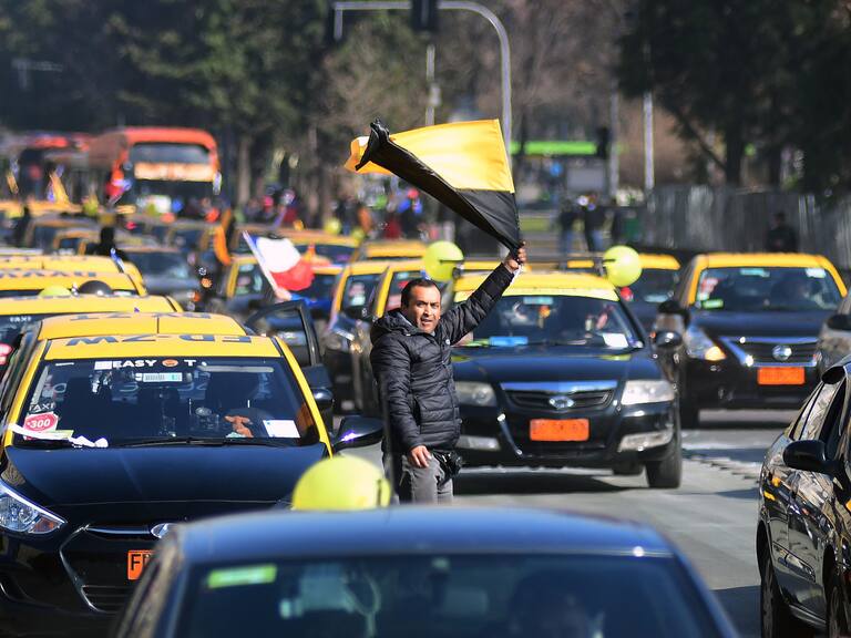 30 de julio de 2018/SANTIAGOTaxistas se movilizan en protesta de las plataformas Uber, y pasan frente al Palacio de la Moneda.
FOTO: SEBASTIAN BELTRÁN GAETE/AGENCIAUNO